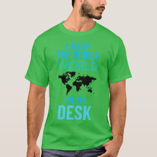Ich behielt die ganze Welt auf meinem Schreibtisch T-Shirt