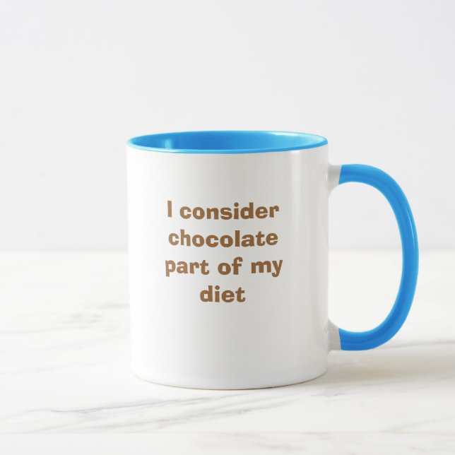 Ich betrachte Schokoladenteil meiner Diät Tasse (Rechts)