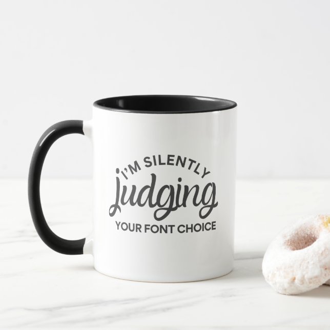 Ich beurteile deine Schriftart-Entscheidung schwei Tasse (Mit Donut)