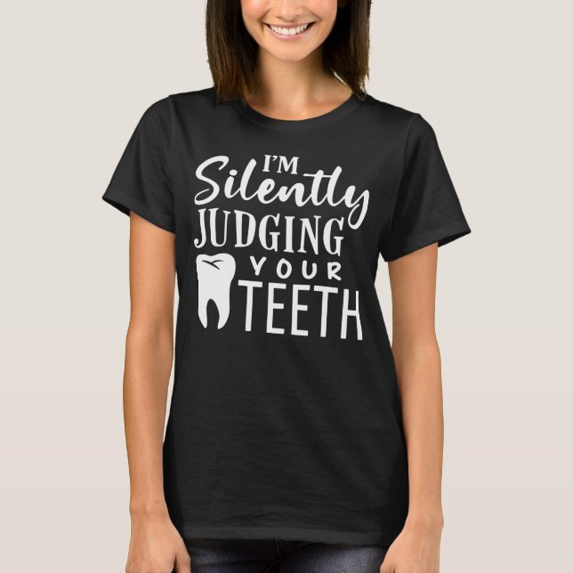 Ich beurteile deine Zähne schweigend nach Zahnärzt T-Shirt (Vorderseite)