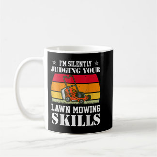 Ich beurteile Ihre Rasenmäher still und leise, wie Kaffeetasse