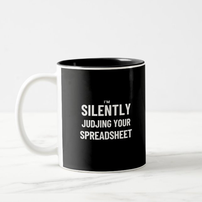 Ich beurteile Ihre Tabellenkalkulation schweigend Zweifarbige Tasse (Links)