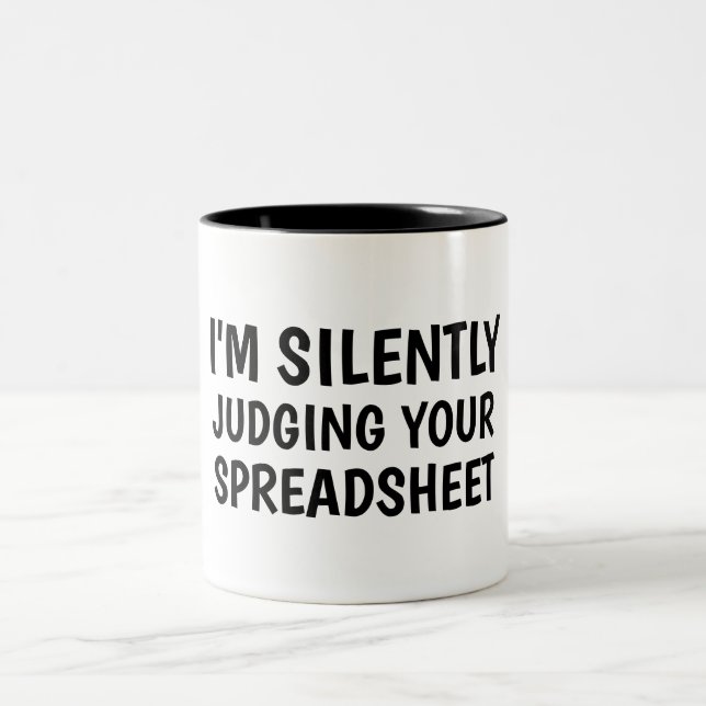 Ich beurteile Ihre Tabellenkalkulation schweigend Zweifarbige Tasse (Mittel)