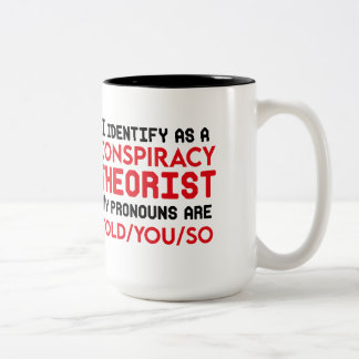 Ich bezeichne mich als Verschwörungstheortikpronom Zweifarbige Tasse