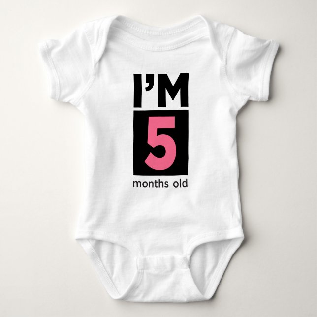 Ich bin 5 Monate alt rosa Baby Strampler (Vorderseite)