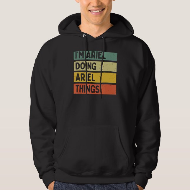 Ich bin Ariel macht Dinge lustig Personalisierte Q Hoodie (Vorderseite)