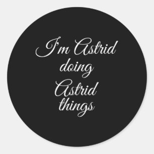 Ich bin Astrid macht lustige Dinge Frauen Geburtsn Runder Aufkleber