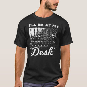 Ich bin bei meinem Schreibtisch, dem Funny Sound E T-Shirt