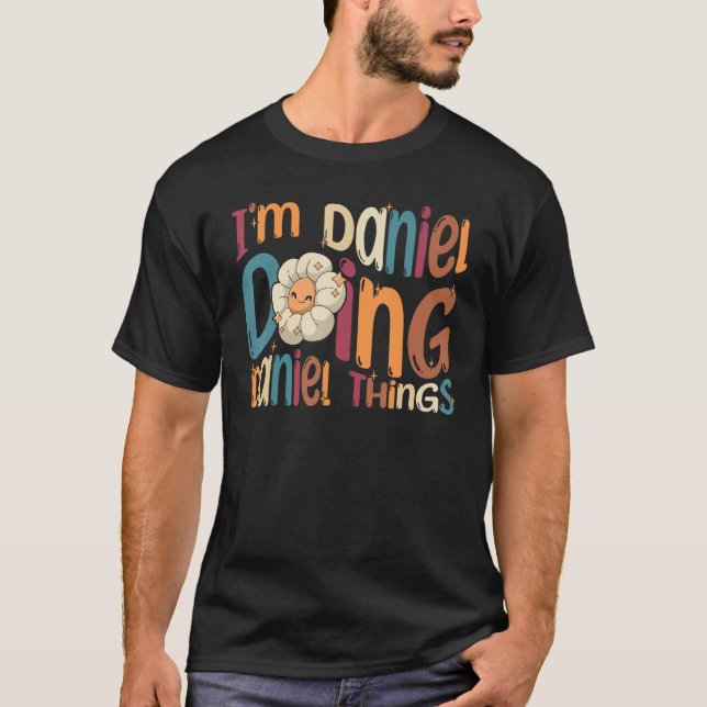 Ich bin Daniel Doing Daniel Things Groovy Retro Da T-Shirt (Vorderseite)
