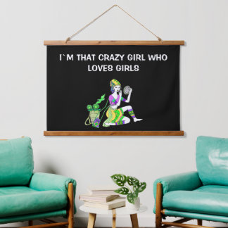 ICH BIN DAS KRAZY MÄDCHEN, DIE MÄDCHEN LIEBEN WANDTEPPICH MIT HOLZRAHMEN