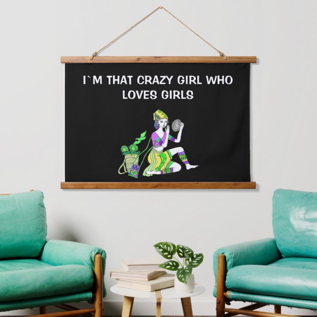 ICH BIN DAS KRAZY MÄDCHEN, DIE MÄDCHEN LIEBEN WANDTEPPICH MIT HOLZRAHMEN (Wohnzimmer)