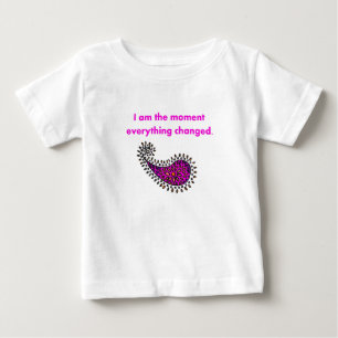 Ich bin das Moment-Rosa Paisley Baby T-shirt