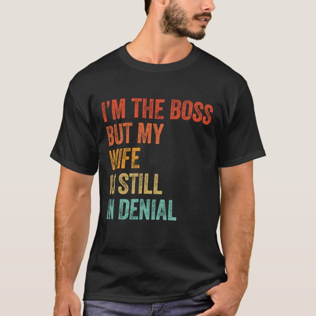 Ich bin der Chef, aber meine Ehefrau ist noch imme T-Shirt (Vorderseite)