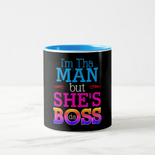 Ich bin der Mann, aber sie ist der Chef Zweifarbige Tasse