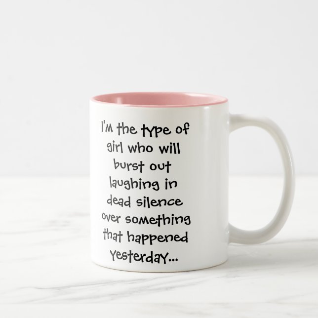 Ich bin die Art des Mädchens, die heraus laughin… Zweifarbige Tasse (Rechts)