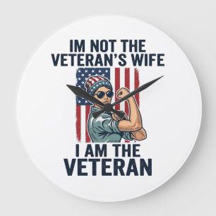 Ich bin die Veteranin Patriotische Frau Veteranin  Große Wanduhr