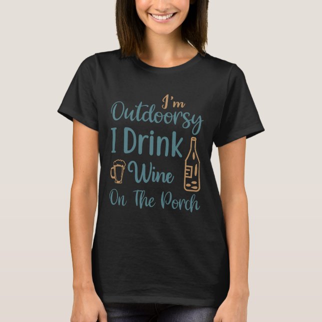 Ich bin draußen und trinke Wein auf der Veranda T-Shirt (Vorderseite)