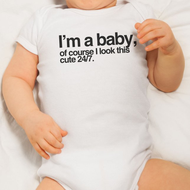 Ich bin ein Baby, natürlich sehe ich so niedlich a Baby Strampler (I'm a baby, of course I look like this cute 24/7 Baby Bodysuit)
