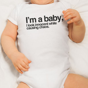 Ich bin ein Baby, natürlich sehe ich unschuldig au Baby Strampler