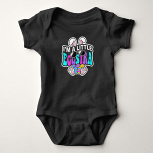 Ich bin ein bisschen eggstra lustiger Osterhase-Ei Baby Strampler