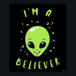 Ich bin ein Gläubiger Poster<br><div class="desc">Die von bCreative entworfene Alien "I'm A Glauver" zeigt einen lächelnden, grünen Alien Kopf umgeben von Monden und Sternen! Das ist ein tolles Geschenk für Familie, Freunde oder eine Leckerei für sich! Diese lustige Grafik ist eine großartige Ergänzung zu jedem Stil: bCreative ist ein führender Schöpfer und Lizenzgeber von originellen,...</div>