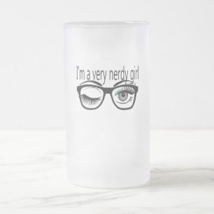 Ich bin ein sehr Nerdy Girl mit grünem Augschatten Mattglas Bierglas