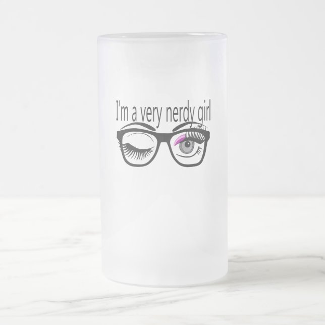 Ich bin ein sehr Nerdy Girl mit rosa Augwitschern Mattglas Bierglas (Mittel)
