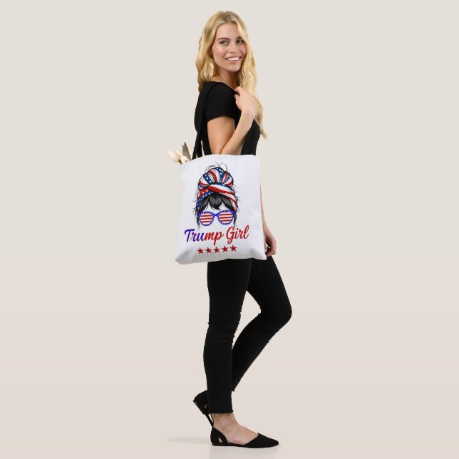 Ich bin ein Trump-Mädchen, Messy Bun Election 2024 Tasche (Am Model)