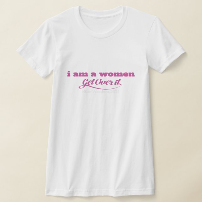 Ich bin eine Frau, die das Wesentliche übertrifft T-Shirt (Ablage )