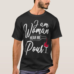 Ich bin eine Frau, die mir bei sonnigen Weingeträn T-Shirt