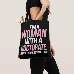 Ich bin eine Frau mit einem Doktoratsarzt, der ein Tasche