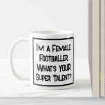 Ich bin eine Fußballfrau. Was ist DEIN Super Talen Kaffeetasse<br><div class="desc">Ein lustiger Slogan auf einer Coffee Tasse,  der sagt: "Ich bin ein weiblicher Fußballspieler. Was ist DEIN Super Talent?" Kaffee Tasse für eine Frau,  die Fußball spielt. Schwarzweißtext.</div>