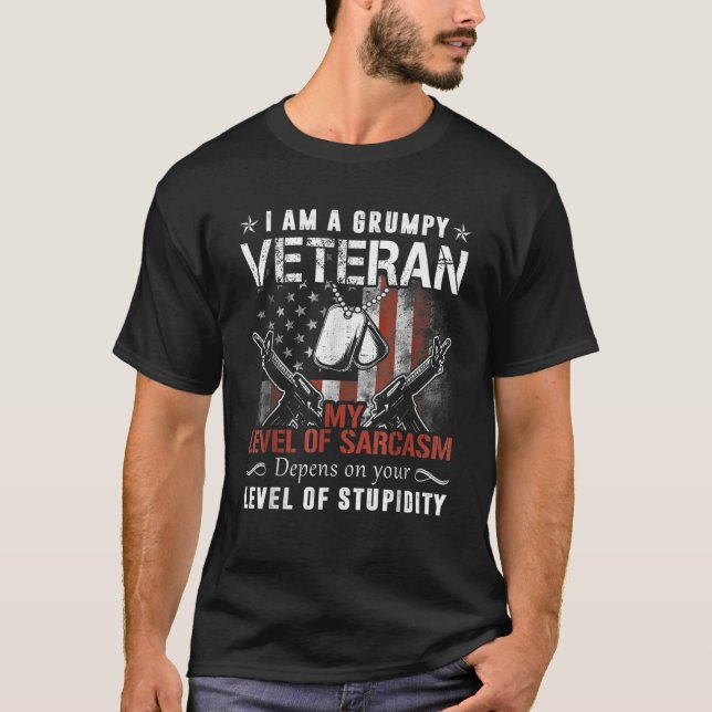 Ich bin eine gruselige alte Sarkasmus-Veteran-Idee T-Shirt (Vorderseite)