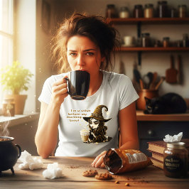 Ich bin eine Hexe vor meinem Morgenkaffee T-Shirt