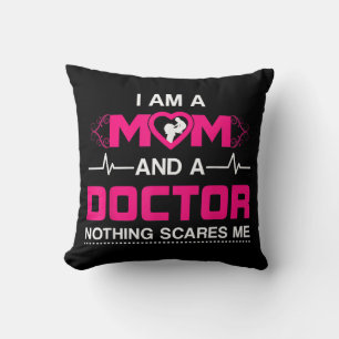 Ich bin eine Mama und ein Arzt, nichts macht mich  Kissen