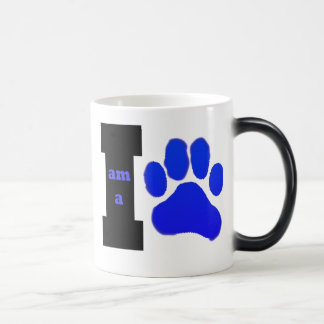 Ich bin eine verwandelnde Tasse des Jungen