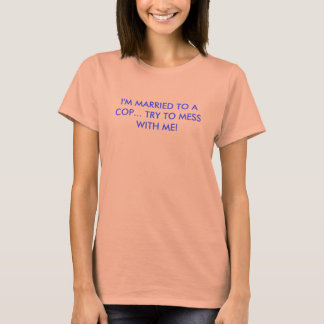 Ich bin einem POLIZIST VERHEIRATET... VERSUCHEN SI T-Shirt