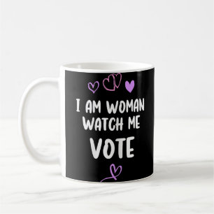 Ich bin Frau und schaue mir bei der Abstimmung zu Kaffeetasse