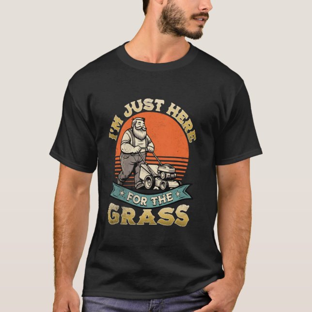 Ich bin gerade hier für den Rasenmäher mit Rasenmä T-Shirt (Vorderseite)