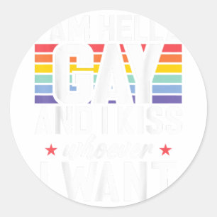 Ich bin Hella Gay und ich küss wer auch immer ich Runder Aufkleber