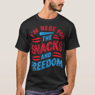 Ich bin hier wegen der Snacks und der Freiheit 1 T-Shirt