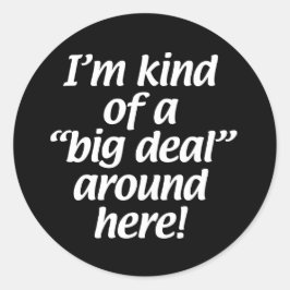 Ich bin hier ziemlich groß. runder aufkleber