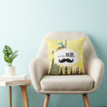 Ich bin ihr Mr. Vintag Floral Mustache Peacock Pil Kissen<br><div class="desc">Lemon Zest Yellow Vintag Floral Country Chic Wirbel Peacock Ich bin Ihr Mr. Ihr 2. Jubiläum ist der Cotton Anniversary, der das natürliche Wachstum all der Anpassungsfähigkeit, Vielseitigkeit und Reinheit (wenn es wie Pflanze gepflegt wird) symbolisiert, die in romantischen 2 Jahren zwischen Neugeborenen stattfindet, während sie sich in eine tiefere...</div>