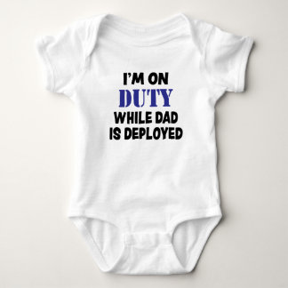 Ich bin im Dienst, während Papa Baby-Boy-Shirt aus Baby Strampler