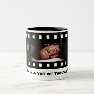 "Ich bin in einem Yot von Twouble" Zweifarbige Tasse
