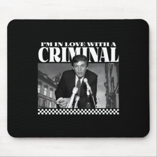 Ich bin in Liebe mit einem Kriminellen Mousepad