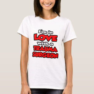 Ich bin in Liebe mit einem Traumachirurgen T-Shirt