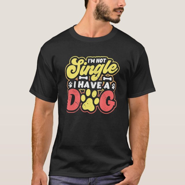 Ich bin kein Single, ich habe einen Hund T-Shirt (Vorderseite)
