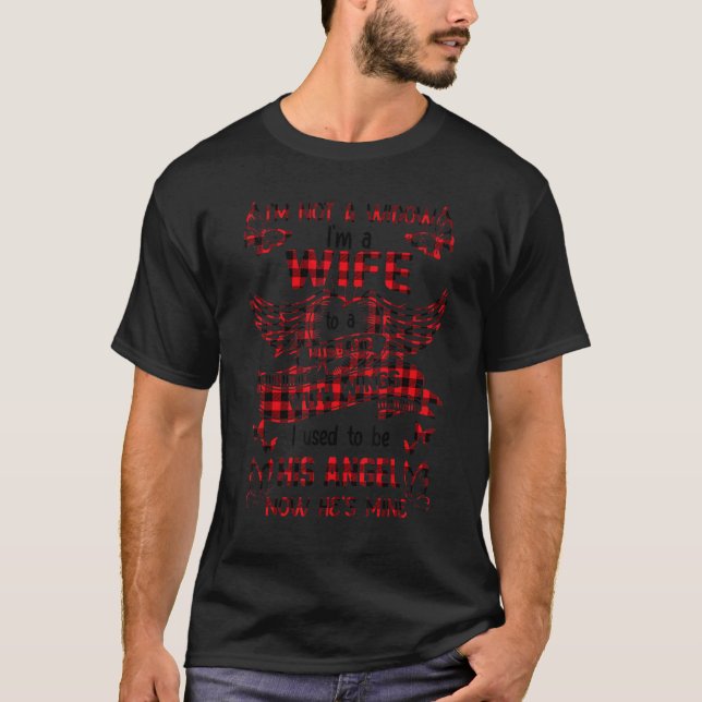 Ich bin keine Witwe, ich bin eine Ehefrau zu einem T-Shirt (Vorderseite)