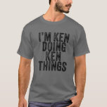 Ich bin Ken Doing Ken Things Funny Ken Birthday Vi T-Shirt<br><div class="desc">Ich bin Ken Doing Ken Things Funny Ken Geburtstag Vintag Personalisiert benannt für Mädchen, Frauen, Männer, Tochter, Schwester, Ehefrau, Vater, Ehemann, Enkelin, Freundin, Mama, Großmutter, Tante, Großmutter, Großmutter, beste Mutter aller Zeiten, Freundin auf Geburtstagsparty, Weihnachten. Perfektes Outfit für jedermann - Perfekter Teil des Zubehörs für Sie, um die Sammlung von...</div>